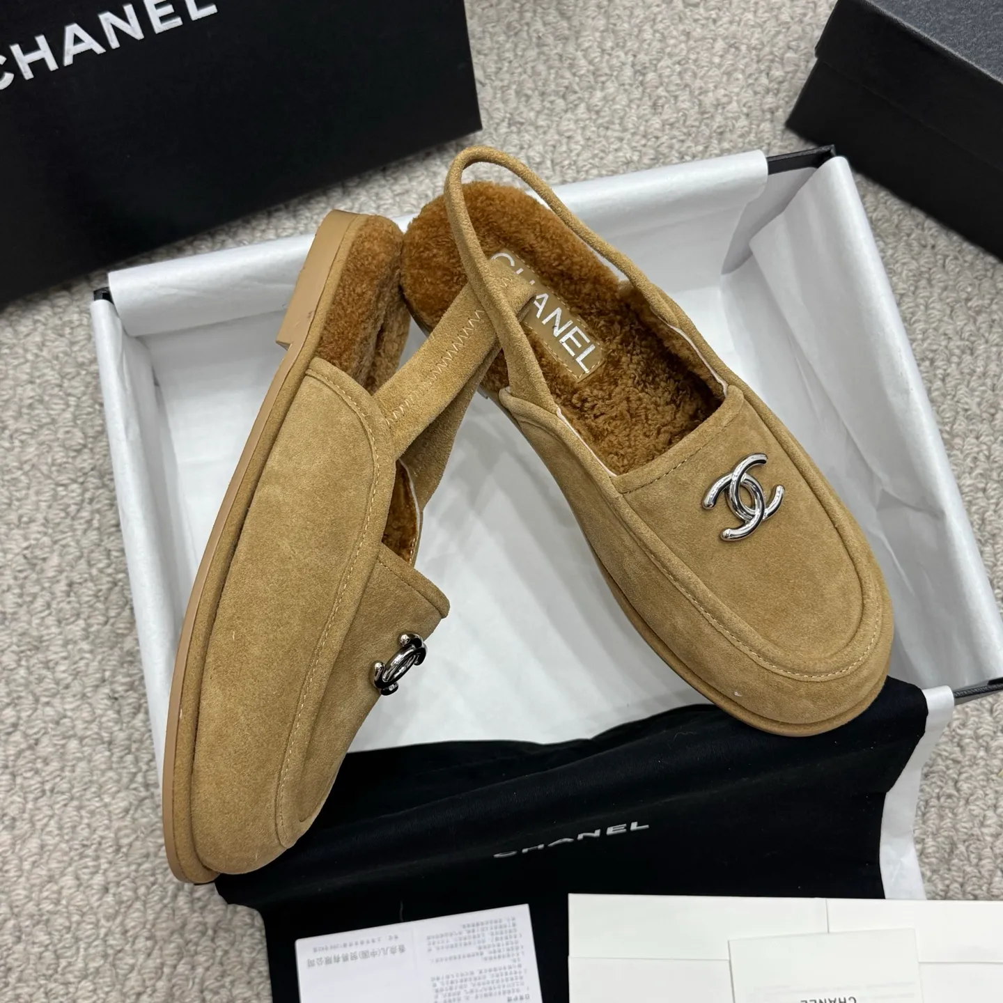 👟👟Ex-factory price 600👟👟 Classic model 🇨🇳ChaneL 25K Teddy fur loafers Simple and high-end design, super versatile! Double C logo embellishment! Imported suede has the texture of natural animal leather visible to the naked eye! The top version is stress-free when entering and exiting the cabinet. It has a bookish texture on the feet and feels great on the feet. Versatile item. ✅Upper: Customized imported suede. ✅Inner lining: imported lamb wool. ✅Outsole: imported genuine leather. ✅Size: 35-40. ✅Comes with a full set of packaging.